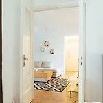 Alba On Calea Victoriei * Bucureşti